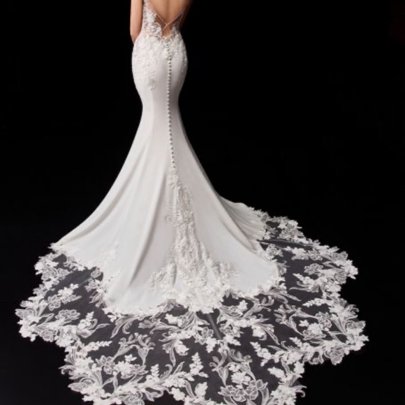 Enzoani Pearl Wedding Dress - Picture 4 of 17